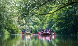 Zwei jeweils mit fünf Personen besetzte Schlauchboote (ein rotes und ein gelbes) bei einer Rafting-Tour auf dem Fluss Cetina.