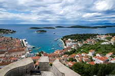 Die Stadt Hvar auf der gleichnamigen Insel und das Meer von der Festung Fortica aus gesehen.