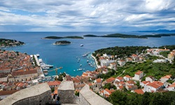 Die Stadt Hvar auf der gleichnamigen Insel und das Meer von der Festung Fortica aus gesehen.