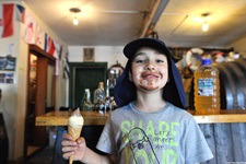 Ein Junge an Bord der San Snova hält ein Eis in der Hand und präsentiert stolz seinen Schokoladenbart.
