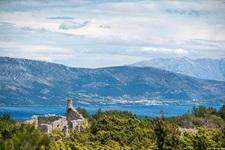 Die Ruine eines verlassenen Hauses auf der Insel Hvarb bildet zusammen mit dem Meer und der dahinter aufragenden Bergkette ein reizvolles Fotomotiv.