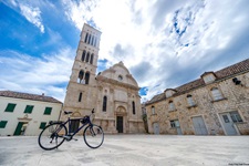 Ein schwarzes Herrenrad wartet vor der Stephanskathedrale von Hvar-Stadt auf seinen Besitzer.