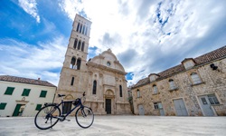 Ein schwarzes Herrenrad wartet vor der Stephanskathedrale von Hvar-Stadt auf seinen Besitzer.