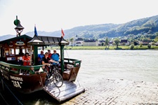 Eine Radlergruppe auf der Fähre Donaunixe Isa, die zwischen Engelhartszell und Kramesau verkehrt.