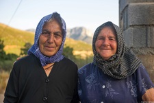 Zwei ältere einheimische Frauen mit Kopftuch posieren in der Südlichen Griechischen Ägäis für ein Foto.