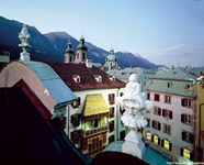 Herrliche Stadtansicht von Innsbruck mit dem Goldenen Dachl, das von den Türmen des Doms und der Hofburg überragt wird.