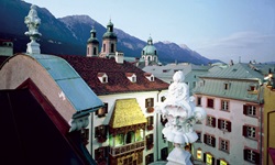 Herrliche Stadtansicht von Innsbruck mit dem Goldenen Dachl, das von den Türmen des Doms und der Hofburg überragt wird.