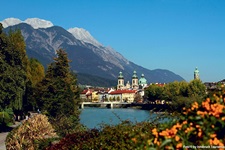 Wunderschöner Blick auf die zu Füßen des Karwendelgebirges gelegene Tiroler Landeshauptstadt Innsbruck mit dem Dom und der Hofburg.