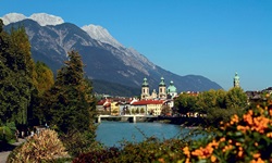 Wunderschöner Blick auf die zu Füßen des Karwendelgebirges gelegene Tiroler Landeshauptstadt Innsbruck mit dem Dom und der Hofburg.
