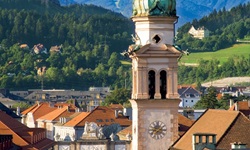 Der Turm der Innsbrucker Servitenkirche vor der imposanten Kulisse des Karwendelgebirges.