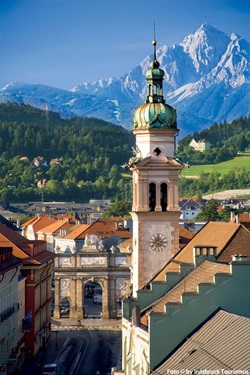 Der Turm der Innsbrucker Servitenkirche vor der imposanten Kulisse des Karwendelgebirges.