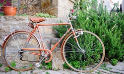 Ein älteres Herrenrad lehnt in Groznjan an einer Hausmauer.