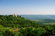 Schöner Panoramablick auf den auf einem Hügel gelegenen Ort Groznjan.