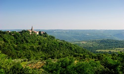 Schöner Panoramablick auf den auf einem Hügel gelegenen Ort Groznjan.