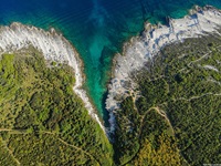 Herrliche Luftaufnahme der malerischen Bucht Kap Kamenjak mit ihrem türkisblauen, teilweise kristallklaren Meer.