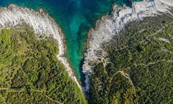 Herrliche Luftaufnahme der malerischen Bucht Kap Kamenjak mit ihrem türkisblauen, teilweise kristallklaren Meer.