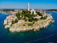 Zauberhafter Blick auf die an drei Seiten vom türkisblauen Meer umgebene Stadt Rovinj in Istrien.