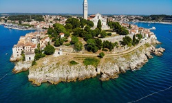Zauberhafter Blick auf die an drei Seiten vom türkisblauen Meer umgebene Stadt Rovinj in Istrien.