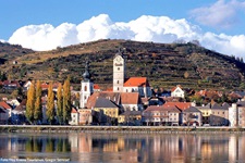 Der idyllisch von Weinbergen überragte Städtchen Stein an der Donau mit seiner Pfarrkirche und der Frauenbergkirche.