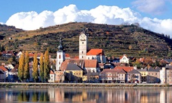 Der idyllisch von Weinbergen überragte Städtchen Stein an der Donau mit seiner Pfarrkirche und der Frauenbergkirche.