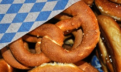 Knusprige Brezeln in einer in den bayerischen Landesfarben gehaltenen Papiertüte.