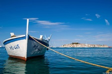 Ein vertäutes Boot bei Pakostan.