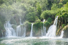 Die wunderschönen Krka-Wasserfälle donnern im gleichnamigen Nationalpark zu Tal.
