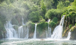 Die wunderschönen Krka-Wasserfälle donnern im gleichnamigen Nationalpark zu Tal.