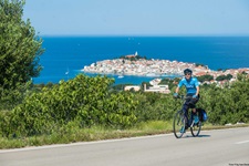 Ein Trekkingradler auf einer asphaltierten Radstrecke bei Pakostan in Dalmatien.