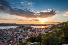 Abendstimmung über der Stadt Šibenik.