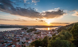 Abendstimmung über der Stadt Šibenik.