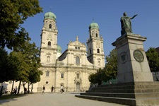 Der Passauer Dom St. Stephan und die Maximilian-Joseph-Statue.