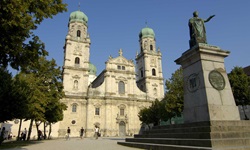 Der Passauer Dom St. Stephan und die Maximilian-Joseph-Statue.
