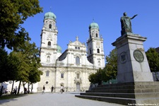 Die Statue von Maximilian I. Joseph von Bayern vor dem Passauer Dom.