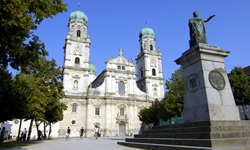 Die Statue von Maximilian I. Joseph von Bayern vor dem Passauer Dom.