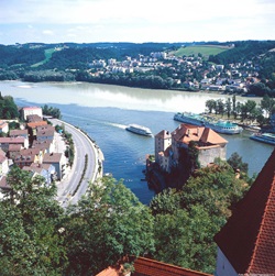 Schiffsverkehr auf der Donau bei Passau.
