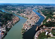 Das berühmte Drei-Flüsse-Eck in Passau von oben gesehen.