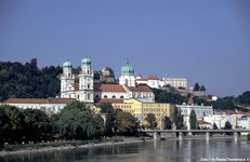 Blick auf das Passauer Innufer mit dem Dom St. Stephan und der Veste Oberhaus.