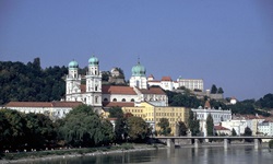 Blick auf das Passauer Innufer mit dem Dom St. Stephan und der Veste Oberhaus.