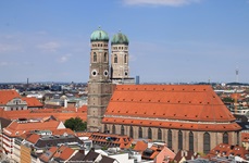 Die Liebfrauenkirche in München mit ihren markanten Doppeltürmen.