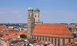 Die Liebfrauenkirche in München mit ihren markanten Doppeltürmen.