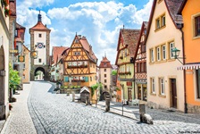 Blick auf die schöne Altstadt mit Turm, Kopfsteinpflastern, engen Gässchen und Fachwerkhäuser von Rothenburg ob der Tauber