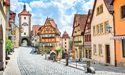 Blick auf die schöne Altstadt mit Turm, Kopfsteinpflastern, engen Gässchen und Fachwerkhäuser von Rothenburg ob der Tauber