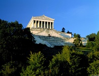 Die Walhalla bei Donaustauf thront hoch über dem Donauufer.