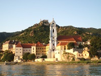 Dürnstein in der Wachau mit seinem charakteristischen blauen Kirchturm und der Burgruine.