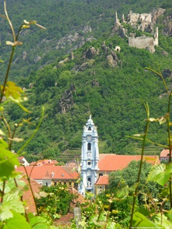 Der blaue Kirchturm von Dürnstein und die über ihm thronende Ruine der einstigen Burg Dürnstein.