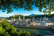 Die Metropole Salzburg vom gegenüberliegenden Salzachufer aus gesehen.