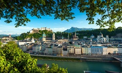 Die Metropole Salzburg vom gegenüberliegenden Salzachufer aus gesehen.