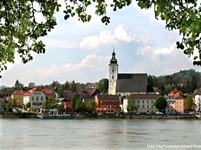 Das schmucke Schifferstädtchen Grein an der Donau mit seiner Pfarrkirche.