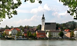 Das schmucke Schifferstädtchen Grein an der Donau mit seiner Pfarrkirche.